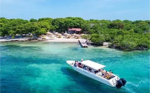 Lancha llegando a una isla del Rosario