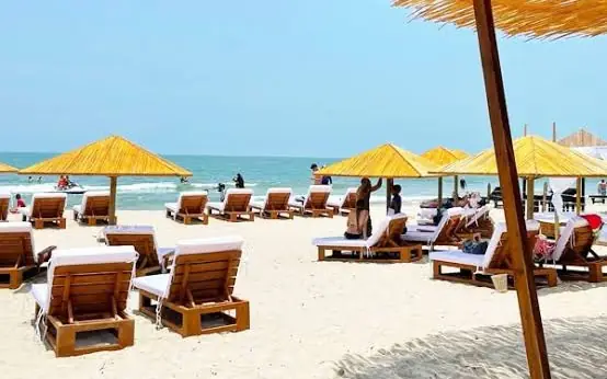 Sombrillas y camastros en la playa de Ancestral Lounge