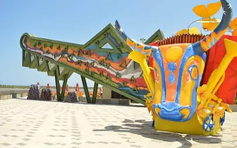 Escultura colorida del carnaval en el malecón de Barranquilla