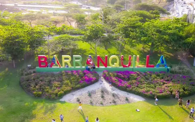 Letras de Barranquilla en un jardín de flores