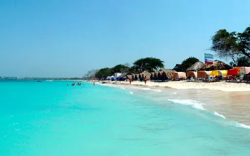 Playa de arena blanca y agua turquesa en Barú