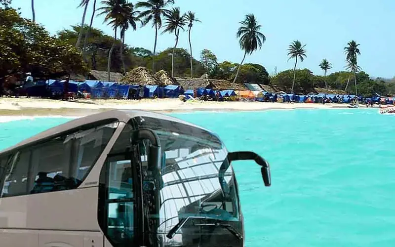 Bus de turismo junto a la playa de agua turquesa en Barú
