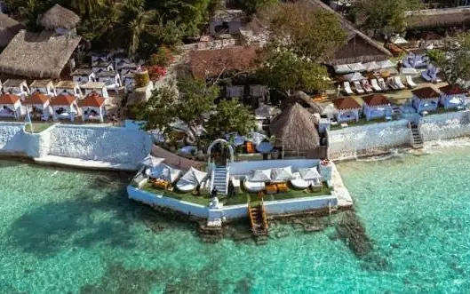 Vista aérea de Bora Bora Club sobre el mar