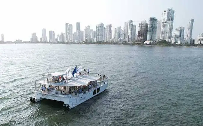 Catamarán navegando frente a Bocagrande