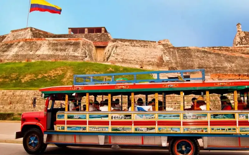 Chiva típica frente al Castillo de San Felipe
