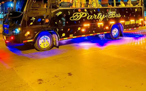 Party Bus iluminado de noche en Cartagena