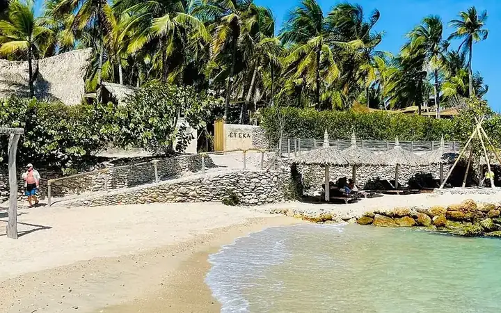Playa de Eteka entre palmeras
