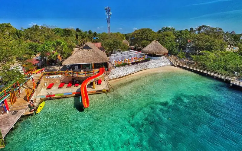 Vista aérea de Isla Lizamar con su tobogán al mar