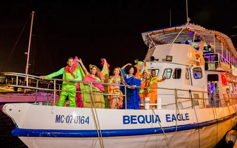 Grupo de fiesta en el barco de Noche Blanca