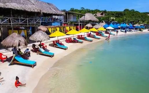 Playa con kioscos y sombrillas de colores en Paraíso del Sol
