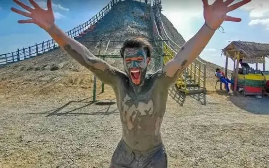 Turista cubierto de lodo en el Volcán del Totumo