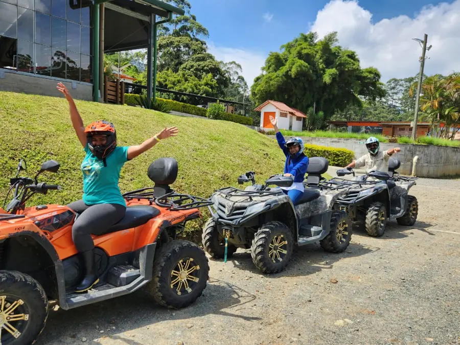Grupo en cuatrimotos en el campo antioqueño
