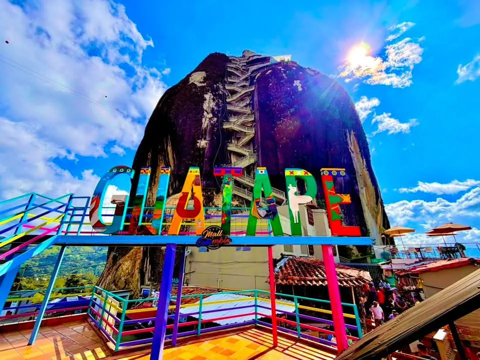 Letras de Guatapé frente a la Piedra del Peñol