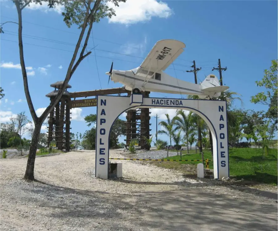 Portada de la Hacienda Nápoles con la avioneta