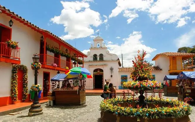 Pueblito Paisa en el cerro Nutibara de Medellín