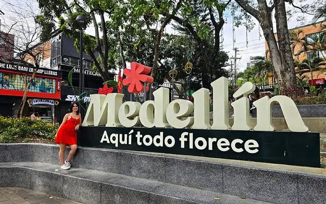 Letrero «Medellín, aquí todo florece»