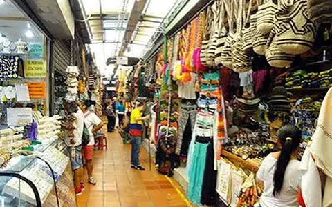 Pasillo de artesanías y sombreros en un centro comercial de Medellín