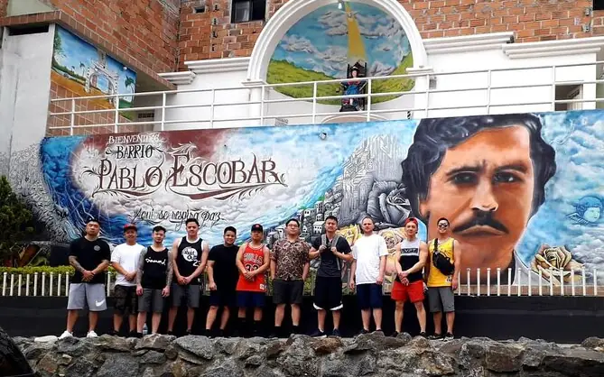 Grupo frente al mural del barrio Pablo Escobar