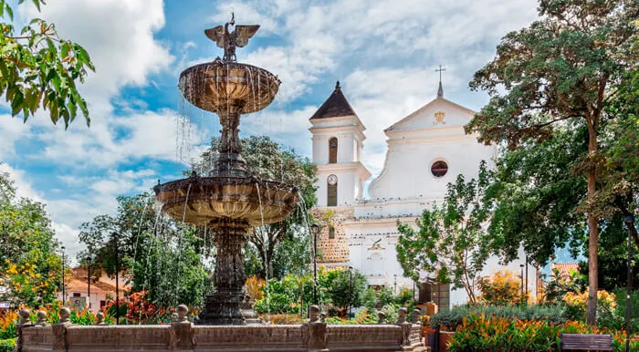 Parque principal de Santa Fe de Antioquia con su fuente e iglesia blanca
