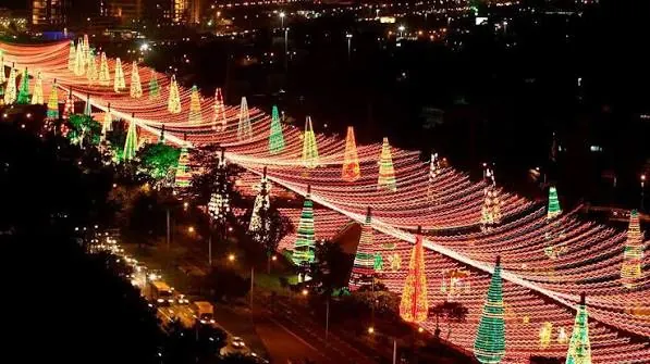Alumbrados navideños de Medellín sobre el río de noche